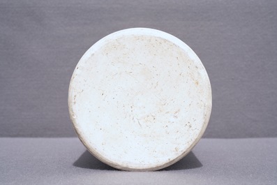 Un grand vase de forme rouleau en porcelaine de Chine bleu et blanc &agrave; d&eacute;cor de vases fleuris, &eacute;poque Transition